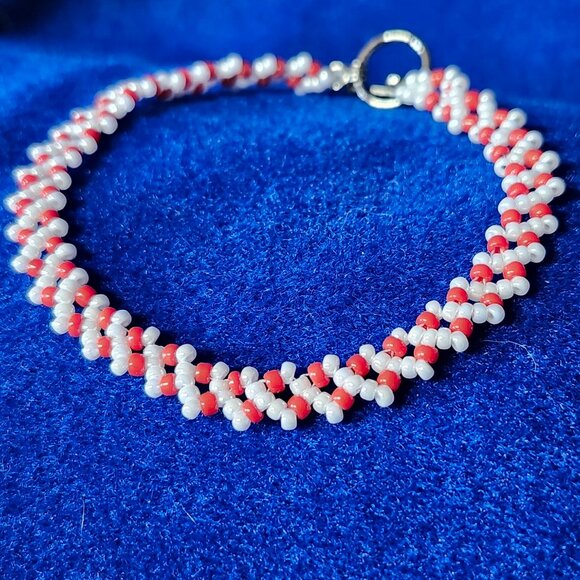 Chic Inclined Pattern Red & White Bracelet - Picture 1 of 3